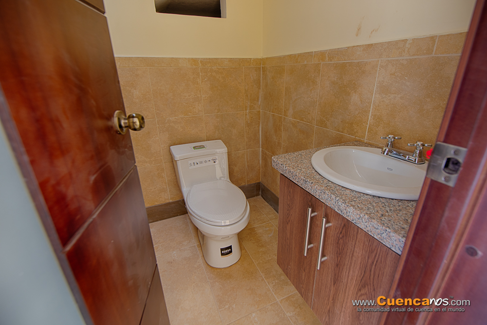 Vendo Casa con 4 Dormitorios y Local Comercial Sector Miraflores