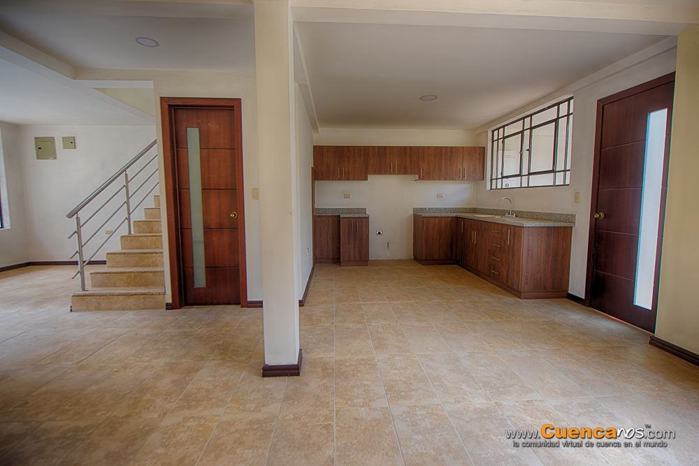 Vendo Casa con 4 Dormitorios y Local Comercial Sector Miraflores