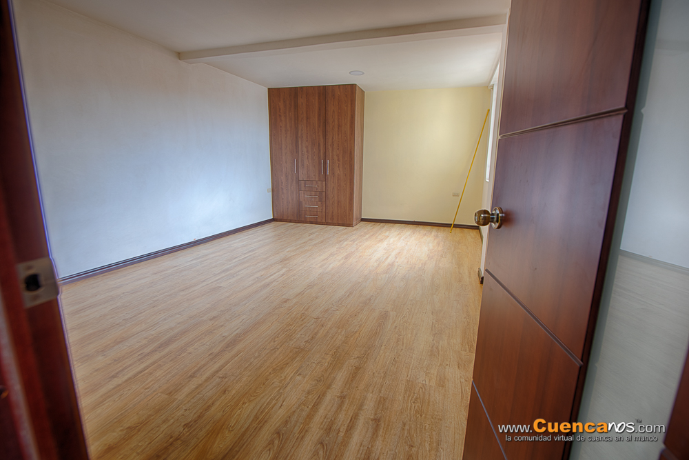 Vendo Casa con 4 Dormitorios y Local Comercial Sector Miraflores