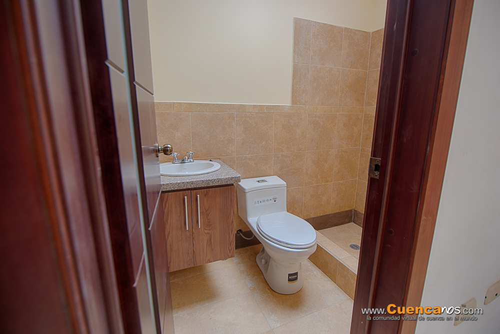 Vendo Casa con 4 Dormitorios y Local Comercial Sector Miraflores