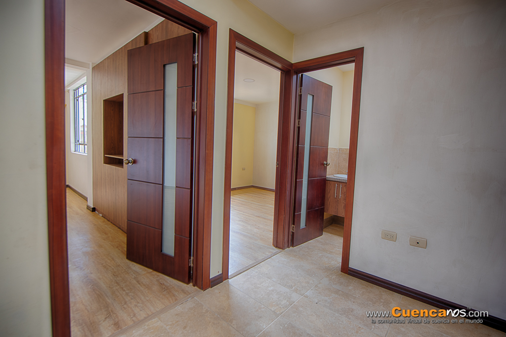 Vendo Casa con 4 Dormitorios y Local Comercial Sector Miraflores