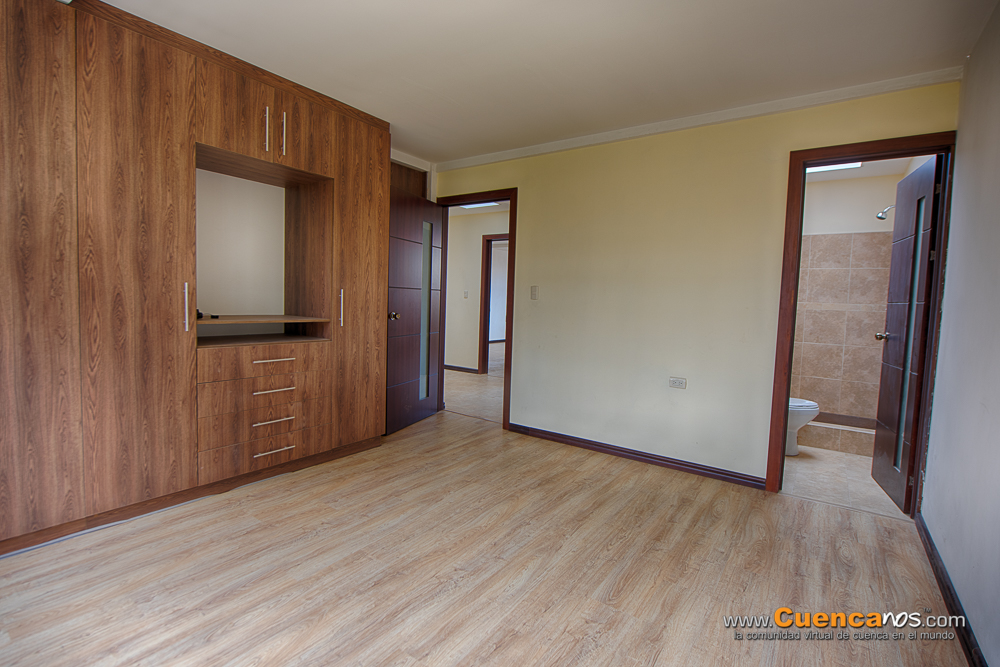 Vendo Casa con 4 Dormitorios y Local Comercial Sector Miraflores