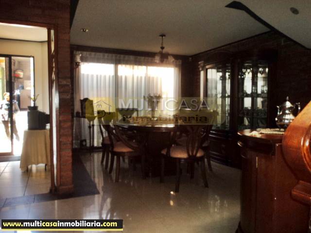 Casa en Venta a crédito de Lujo sector Primero de Mayo Cuenca-Ecuador