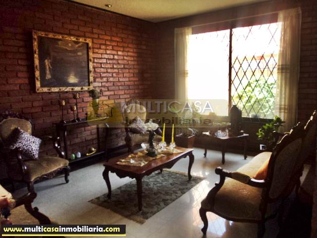 Casa en Venta a crédito de Lujo sector Primero de Mayo Cuenca-Ecuador