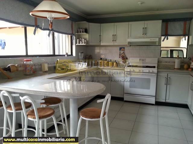Casa Moderna en Venta a Crédito en Urbanización Privada sector Balzay Cuenca-Ecuador