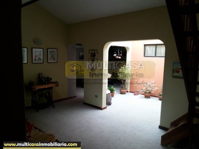 Casa Moderna en Venta a Crédito en Urbanización Privada sector Balzay Cuenca-Ecuador