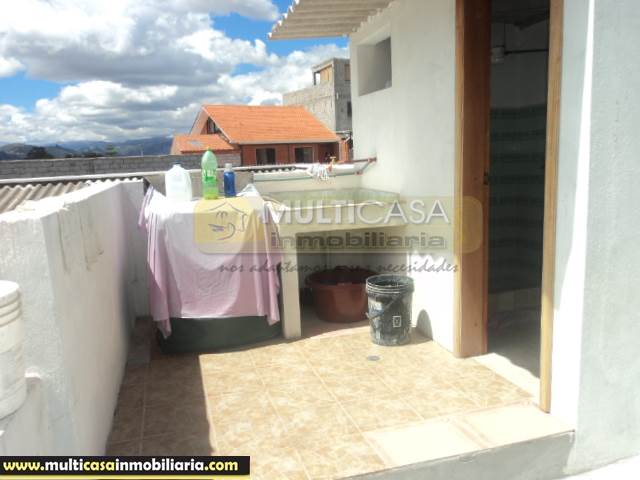 Venta de Hermosa Casa Rentera de cuatro departamentos a crédito sector Totoracocha Cuenca-Ecuador