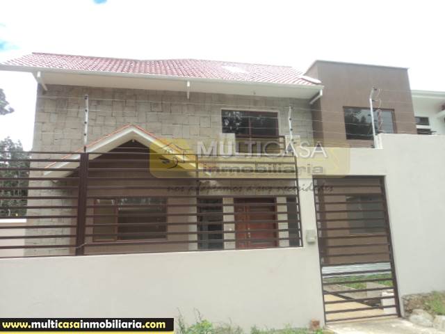 Venta de Hermosa Villa por estrenar con espacios verdes alrededor a crédito sector Calle Roma Cuenca-Ecuador