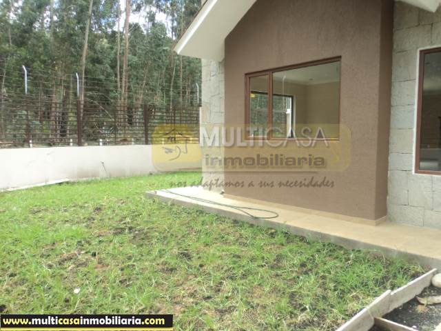 Venta de Hermosa Villa por estrenar con espacios verdes alrededor a crédito sector Calle Roma Cuenca-Ecuador