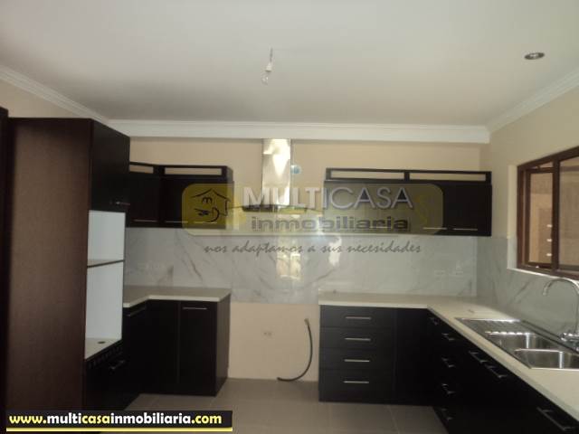 Venta de Hermosa Villa por estrenar con espacios verdes alrededor a crédito sector Calle Roma Cuenca-Ecuador