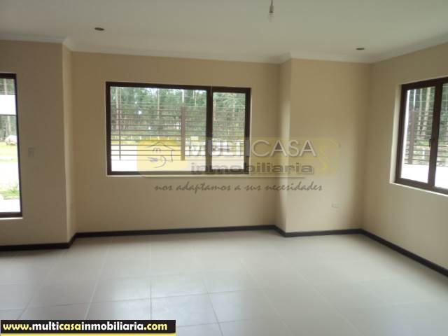 Venta de Hermosa Villa por estrenar con espacios verdes alrededor a crédito sector Calle Roma Cuenca-Ecuador