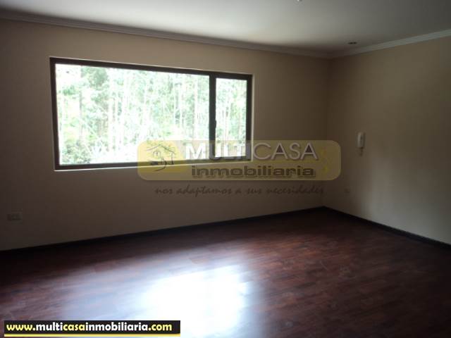 Venta de Hermosa Villa por estrenar con espacios verdes alrededor a crédito sector Calle Roma Cuenca-Ecuador