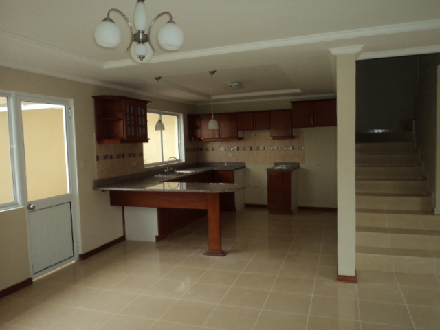 Venta de Hermosa Casa a crédito sector Racar  Cuenca-Ecuador