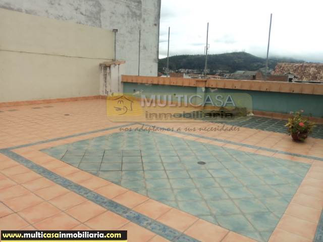 Casa Central en Venta a crédito con Local sector Centro de la Ciudad Cuenca-Ecuador