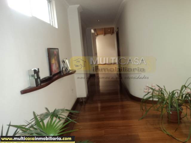 Casa Central en Venta a crédito con Local sector Centro de la Ciudad Cuenca-Ecuador