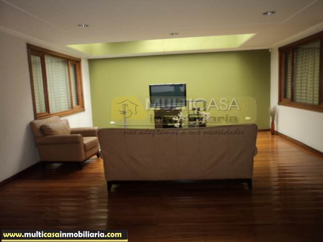 Casa Central en Venta a crédito con Local sector Centro de la Ciudad Cuenca-Ecuador
