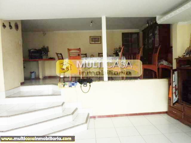 Casa en Venta a Crédito remodelada de Tres plantas sector Baños Cuenca-Ecuador