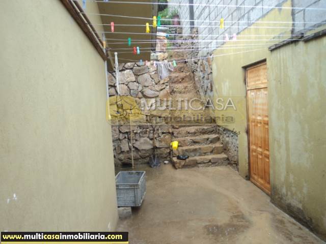 Casa en Venta a Crédito remodelada de Tres plantas sector Baños Cuenca-Ecuador