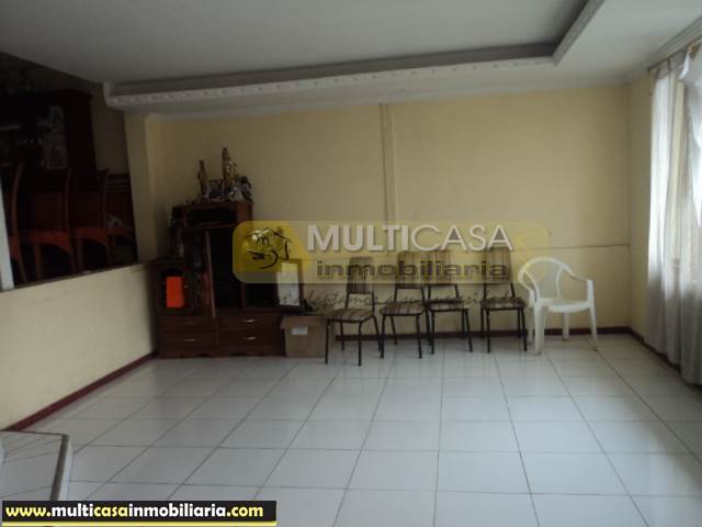 Casa en Venta a Crédito remodelada de Tres plantas sector Baños Cuenca-Ecuador