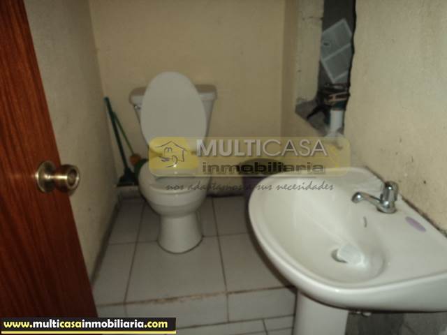 Casa en Venta a Crédito remodelada de Tres plantas sector Baños Cuenca-Ecuador