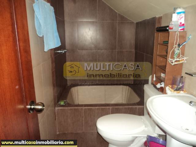 Casa en Venta a Crédito remodelada de Tres plantas sector Baños Cuenca-Ecuador