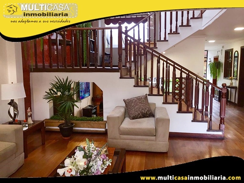 Casa en Venta a Crédito con amplio espacio verde  sector Remigio Crespo Cuenca-Ecuador