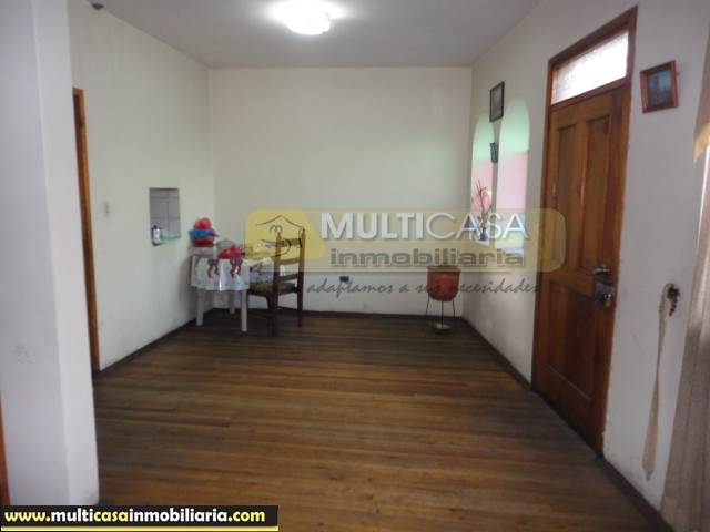 Casa Comercial en Venta con Tres medias aguas una tienda a Crédito Sector Centro de la Ciudad Cuenca-Ecuador