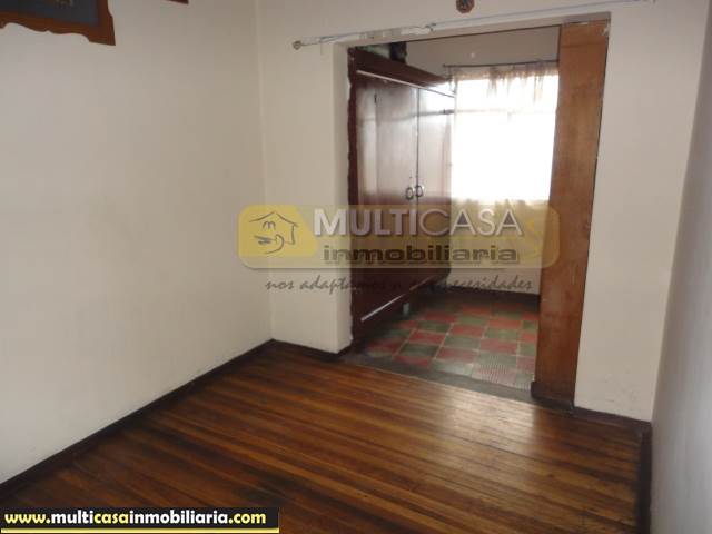 Casa Comercial en Venta con Tres medias aguas una tienda a Crédito Sector Centro de la Ciudad Cuenca-Ecuador
