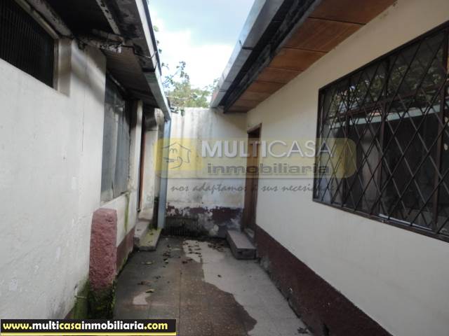 Casa Comercial en Venta con Tres medias aguas una tienda a Crédito Sector Centro de la Ciudad Cuenca-Ecuador
