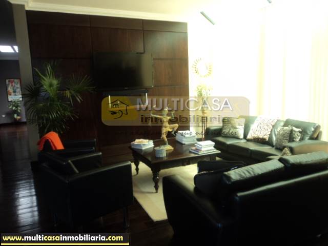 Casa con Tres locales Comerciales en Venta a Crédito sector Av. 12 de Abril Cuenca-Ecuador