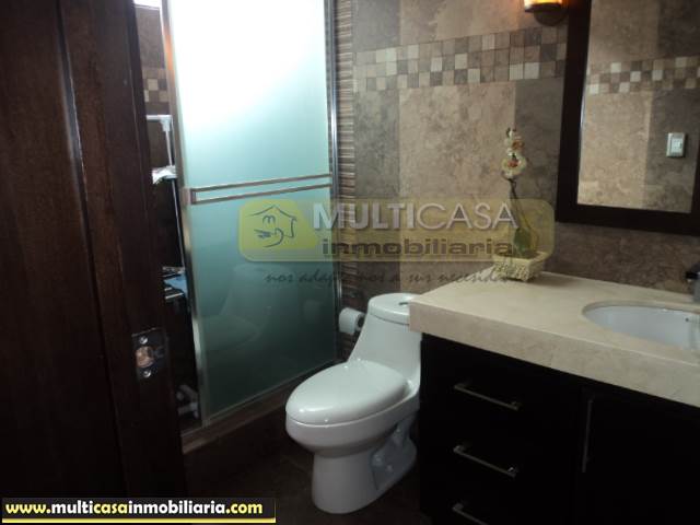 Casa con Tres locales Comerciales en Venta a Crédito sector Av. 12 de Abril Cuenca-Ecuador