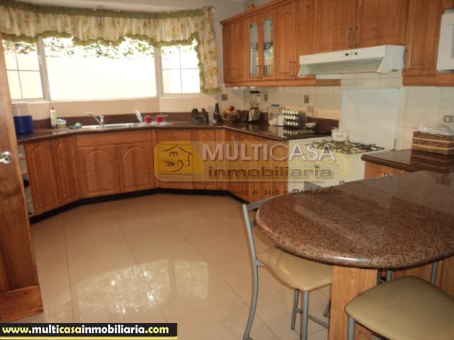 Venta de Hermosa Casa en Urbanización a crédito sector Av. 12 de Octubre Cuenca-Ecuador