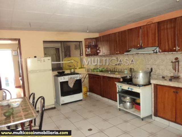 Casa Comercial en Venta a Crédito de Dos Departamentos sector Av. Primero de Mayo Cuenca-Ecuador
