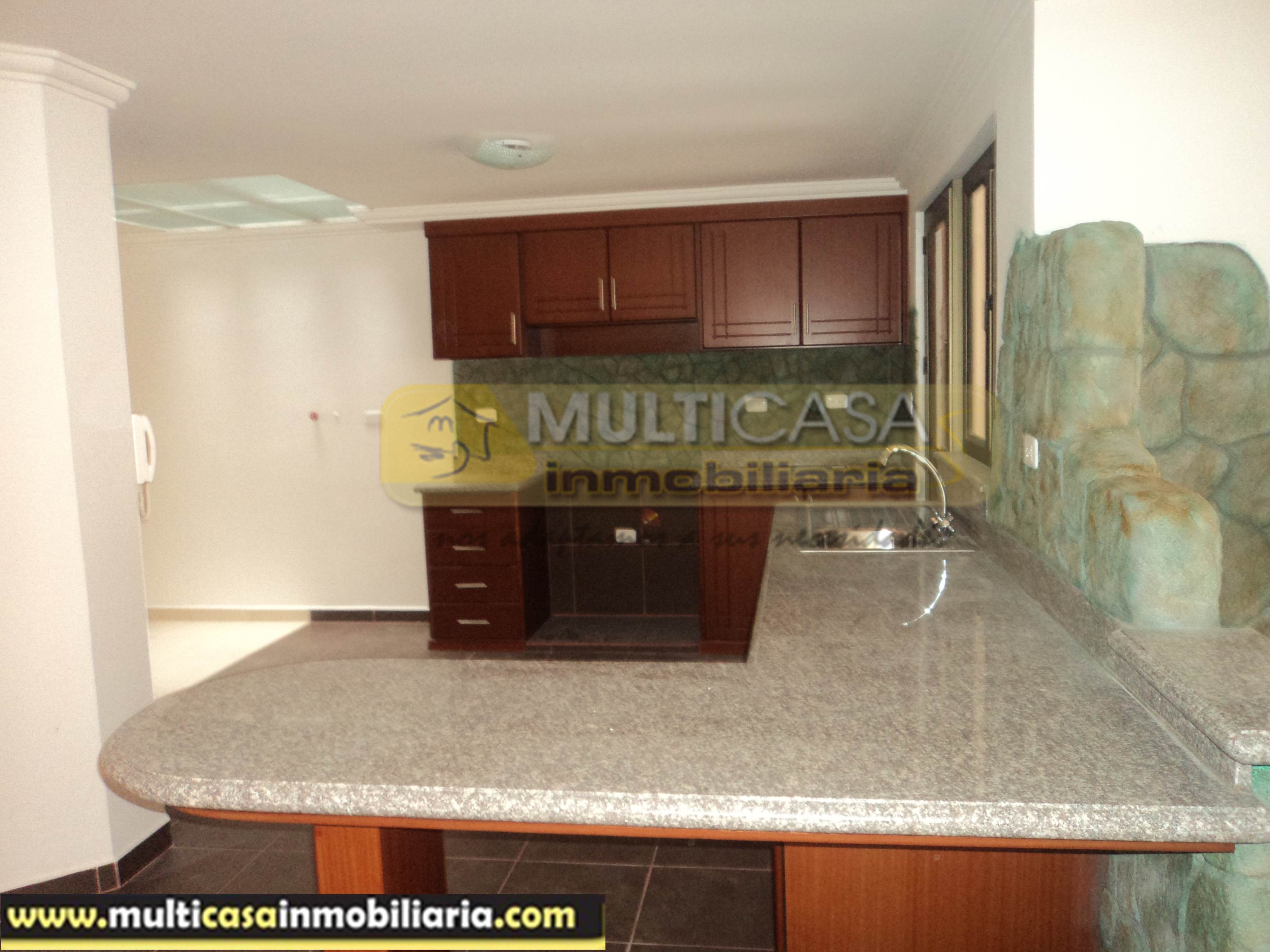 Venta de Hermosa Casa Rentera por estrenar de Tres Departamentos a crédito sector Miraflores Cuenca-Ecuador