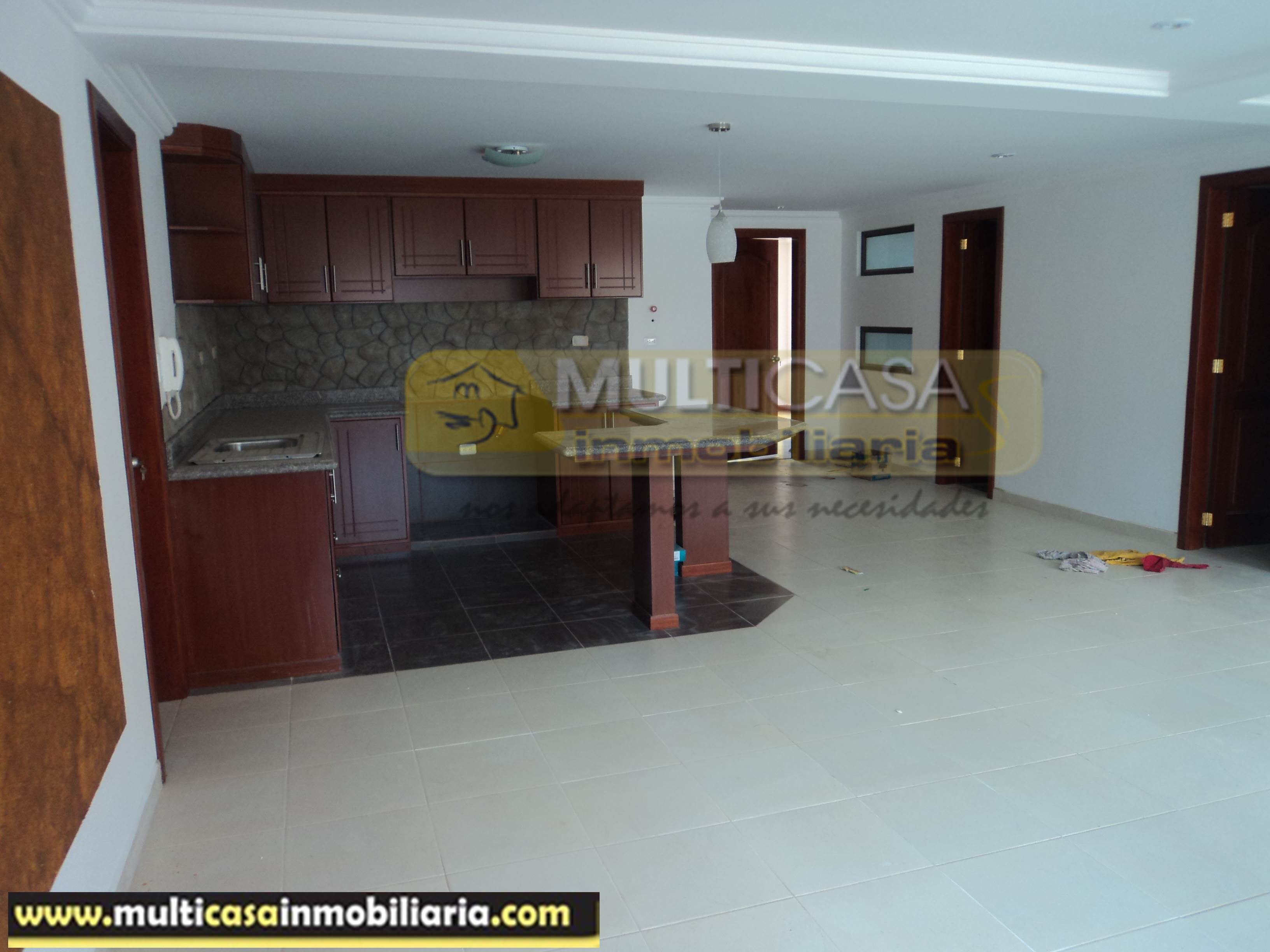 Venta de Hermosa Casa Rentera por estrenar de Tres Departamentos a crédito sector Miraflores Cuenca-Ecuador
