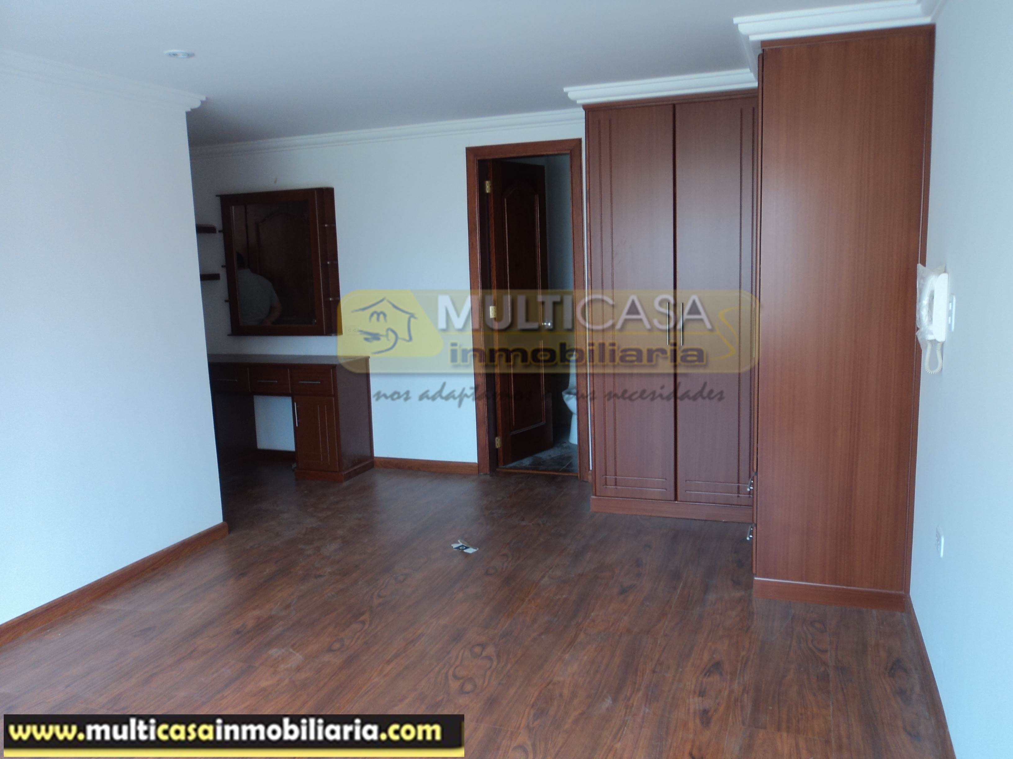 Venta de Hermosa Casa Rentera por estrenar de Tres Departamentos a crédito sector Miraflores Cuenca-Ecuador