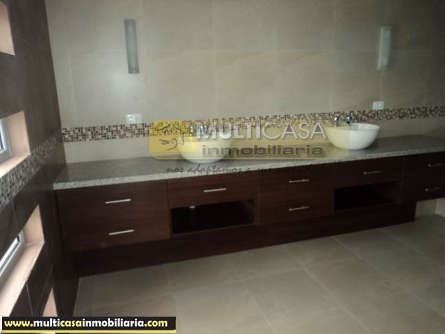 Casa en Venta a Crédito en condominio Sector Challuabamba Cuenca-Ecuador