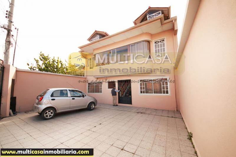 Casa Rentera tres Departamentos en Venta a crédito Sector Gran Manzana  Cuenca-Ecuador