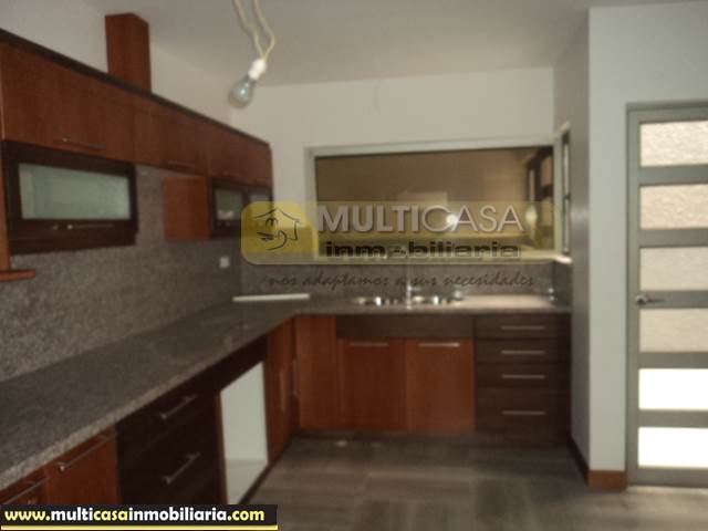 Venta de Hermosa Casa Rentera por estrenar de Tres Departamentos a crédito sector Colegio Santa Ana Cuenca-Ecuador