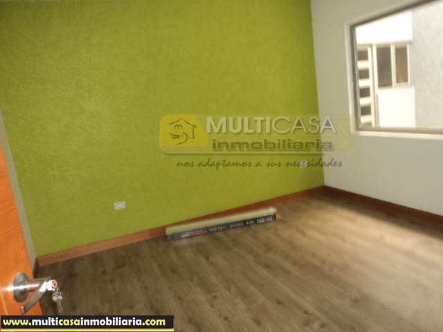 Venta de Hermosa Casa Rentera por estrenar de Tres Departamentos a crédito sector Colegio Santa Ana Cuenca-Ecuador