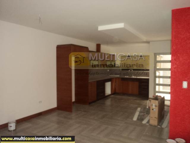 Venta de Hermosa Casa Rentera por estrenar de Tres Departamentos a crédito sector Colegio Santa Ana Cuenca-Ecuador