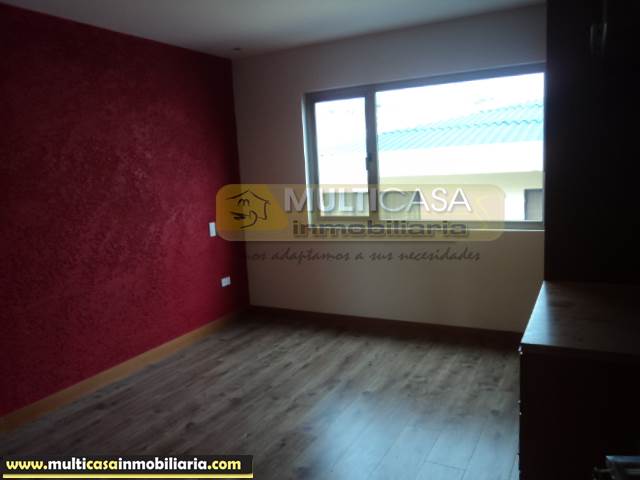 Venta de Hermosa Casa Rentera por estrenar de Tres Departamentos a crédito sector Colegio Santa Ana Cuenca-Ecuador