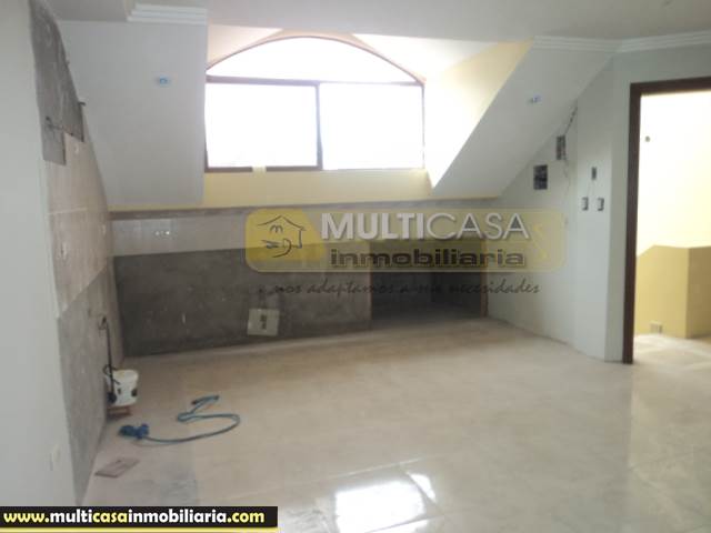 Casa Comercial en Venta a Crédito de Cinco Departamentos Sector Totoracocha Cuenca-Ecuador