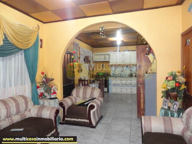 Casa con Tres locales en Venta a Crédito Sector Gualaceo - Ecuador