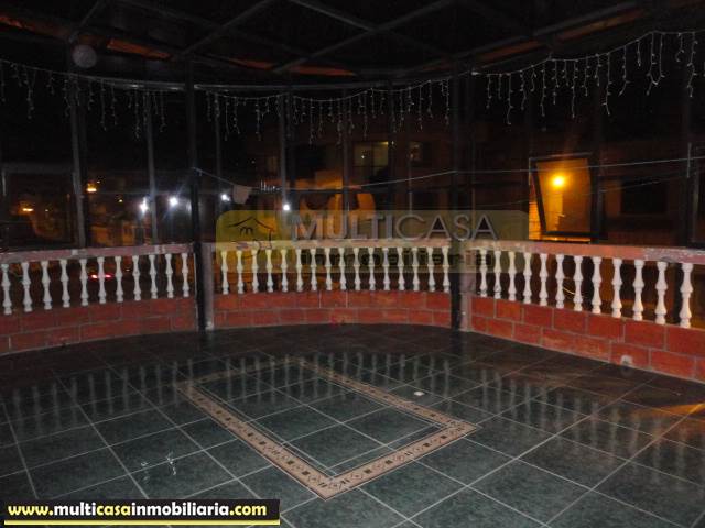 Casa con Tres locales en Venta a Crédito Sector Gualaceo - Ecuador