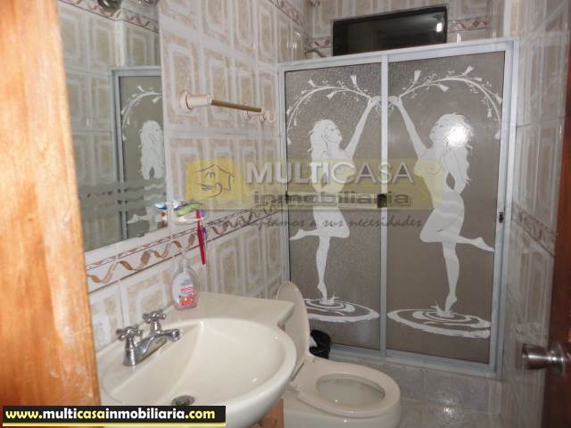 Casa con Tres locales en Venta a Crédito Sector Gualaceo - Ecuador
