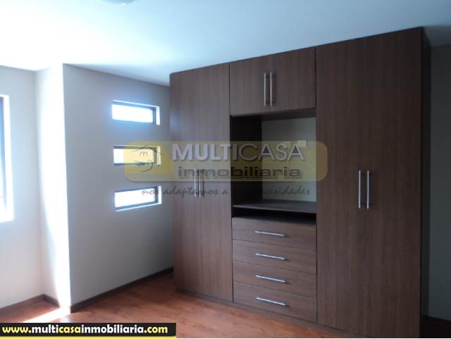 Venta de Hermosa Casa comercial a crédito, dos locales y Garaje dos vehículos sector Ciudadela Simón Bolívar Cuenca - Ecuador