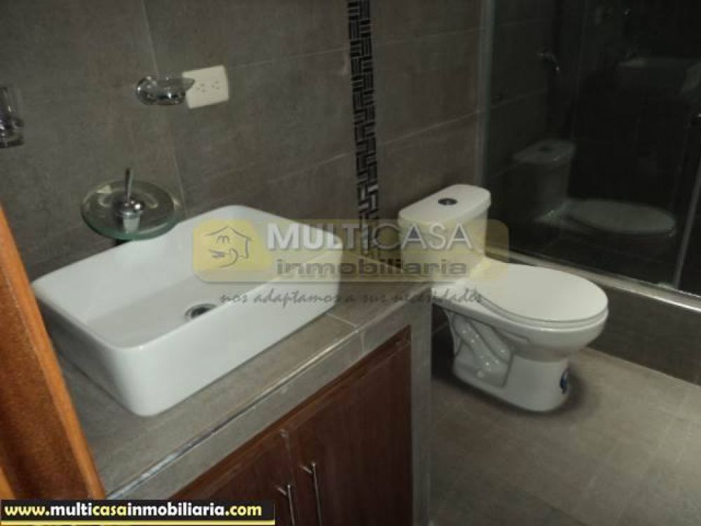 Venta de Hermosa Casa comercial a crédito, dos locales y Garaje dos vehículos sector Ciudadela Simón Bolívar Cuenca - Ecuador