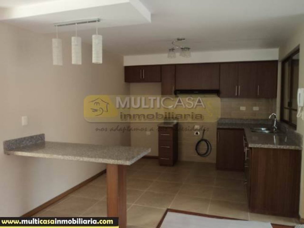 Venta de Hermosa Casa comercial a crédito, dos locales y Garaje dos vehículos sector Ciudadela Simón Bolívar Cuenca - Ecuador
