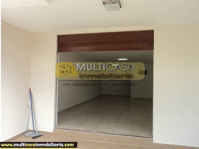 Venta de Hermosa Casa comercial a crédito, dos locales y Garaje dos vehículos sector Ciudadela Simón Bolívar Cuenca - Ecuador